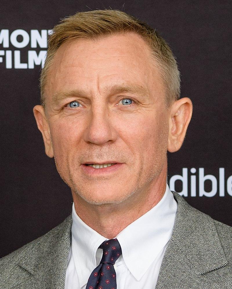 “New Year Honors” – Daniel Craig and 007 now have the same royal honor